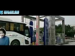 Kolon 4 fırçalar çamaşır makinesinin içinden geçerler. Otomatik çamaşır makinesi yuvarlanır.