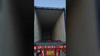 Kolon'un gelişmiş KL-360 premium fotoselli araba yıkama makineleri yüklenip Rusya'ya gönderiliyor!