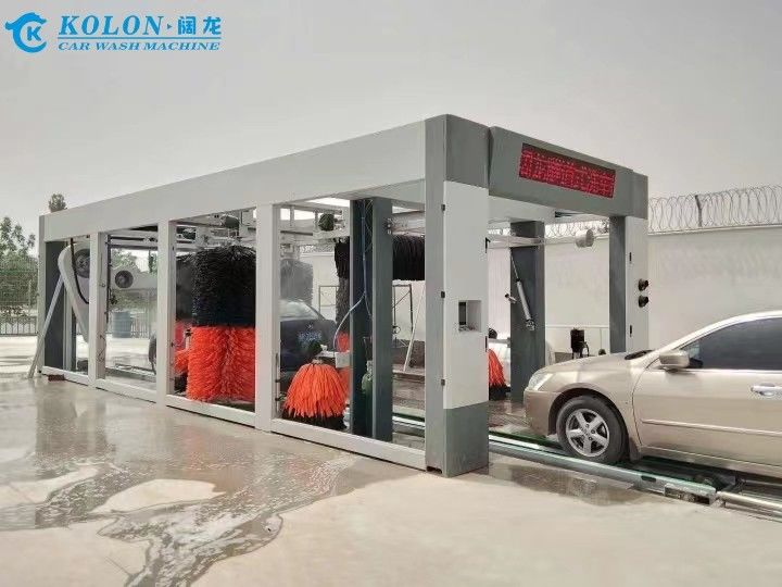 Kolon Tam Otomatik 13 Fırça Tünel Araç Yıkama Makinesi Yumuşak Dokunma Fırçaları ve Derin Temizlik İçin Yüksek Basınçlı Su Sistemi